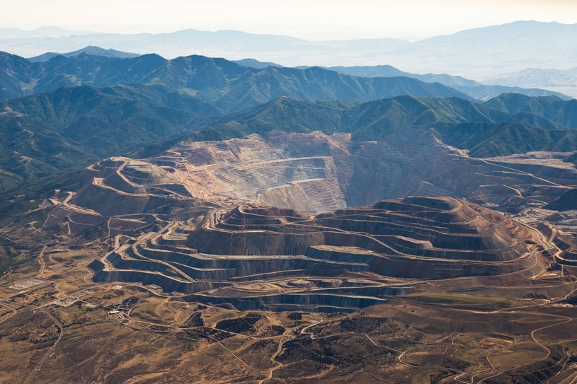 Kopalnia odkrywkowa Bingham Canyon Mine jest największą dziurą w ziemi. Ma aż 1,2 km głębokości i ponad 4,5 średnicy /Eric.Prado /Wikimedia