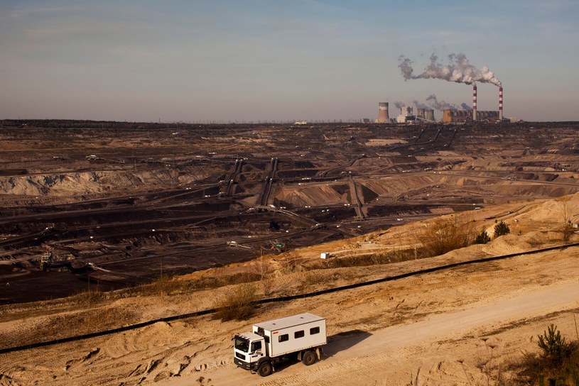 Kopalnia odkrywkowa węgla brunatnego w Bełchatowie jest największą dziurą w ziemi w Polsce. Podobno widać ją nawet z kosmosu. / Bartek Sadowski/Bloomberg via Getty Images /Getty Images