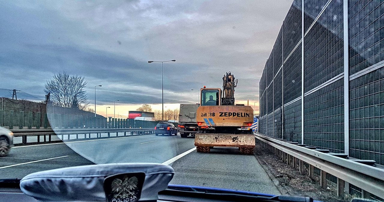 Koparka na autostradowej obwodnicy Krakowa /Policja