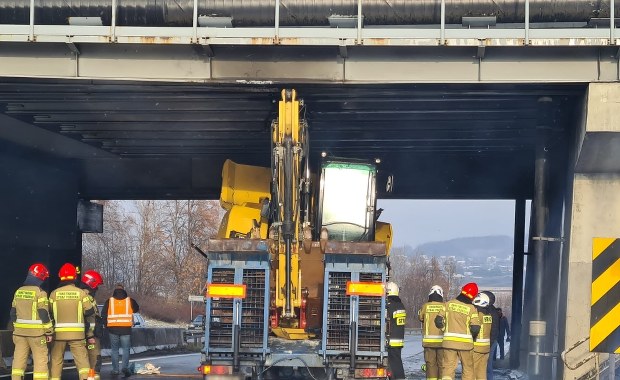 Koparka utknęła pod wiaduktem w Będzinie [ZDJĘCIA] 