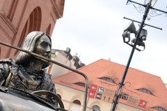 Kopernik w samochodzie na rynku w Toruniu