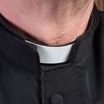Koperta „po kolędzie”. Ile pieniędzy wypada wręczyć księdzu?