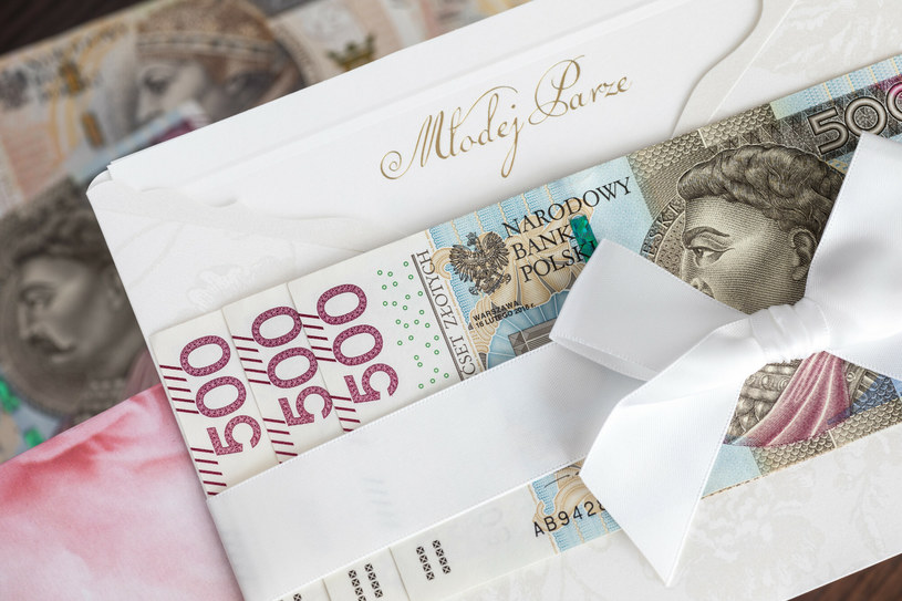 Koperta z pieniędzmi to najpopularniejsza forma prezentu na ślub i wesele / Arkadiusz Ziolek /East News