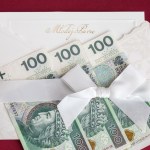 koperta Koperty z pieniędzmi w prezencie na wesele. Para młoda może wpaść w kłopoty