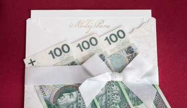 Koperty z pieniędzmi w prezencie na wesele. Para młoda może wpaść w kłopoty