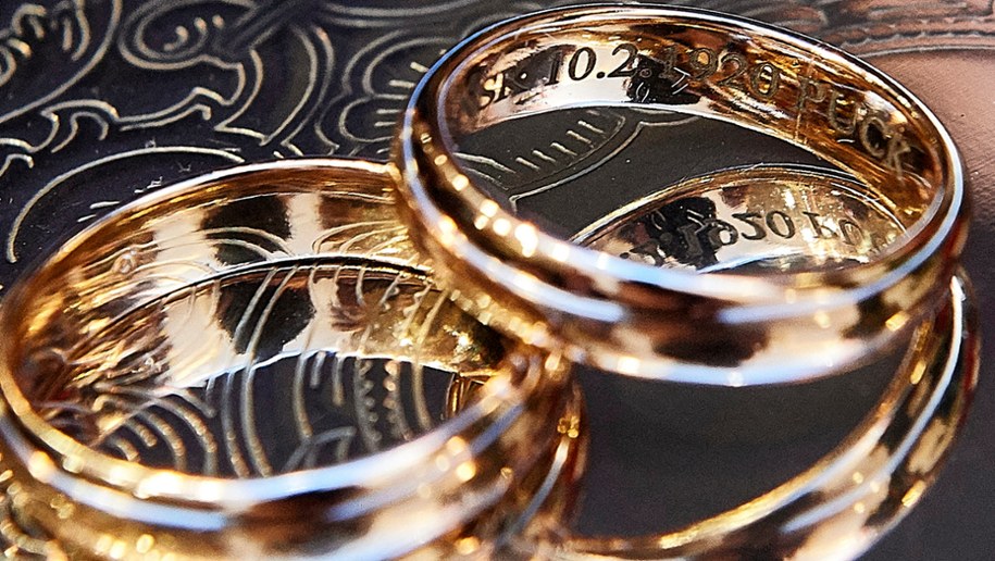 Kopie obrączek gen. Józefa Hallera, którymi dokonał zaślubin w 1920 roku / 	Adam Warżawa    /PAP