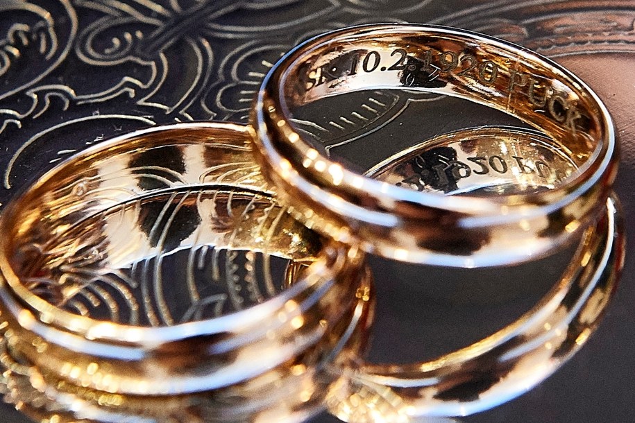 Kopie obrączek gen. Józefa Hallera, zaprezentowane podczas uroczystej sesji Sejmiku Województwa Pomorskiego w Gdańsku / 	Adam Warżawa    /PAP