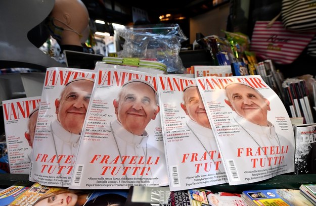 Kopie włoskiego wydania magazynu Vanity Fair z okładką poświęconą papieżowi Franciszkowi są dostępne w kiosku w Rzymie /ETTORE FERRARI /PAP/EPA