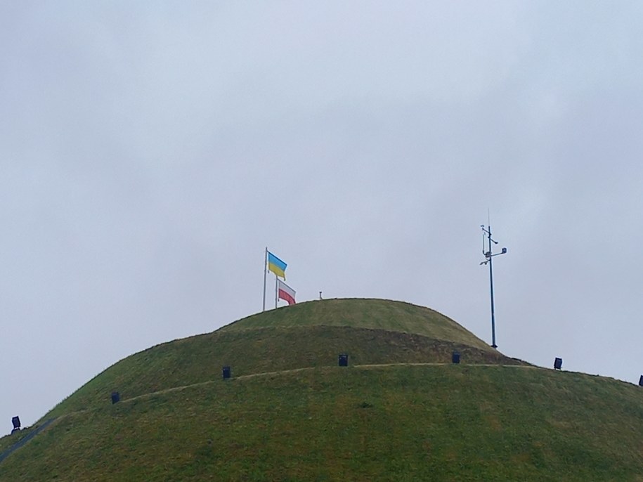 Kopiec Kościuszki ponownie z flagą Ukrainy /Małgorzata Wosion /RMF FM