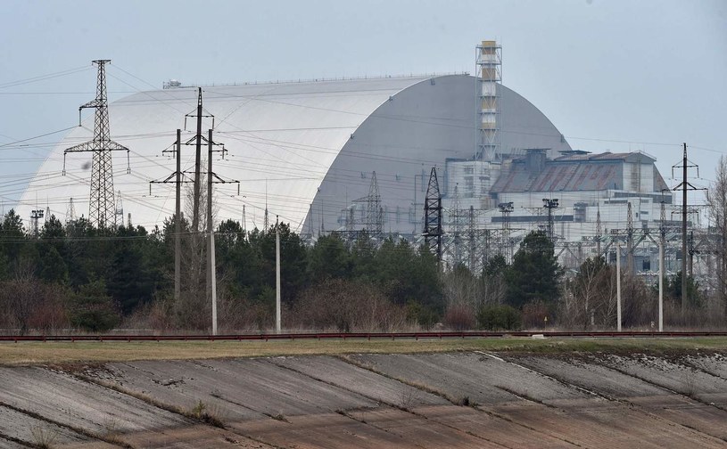 Kopuła ochronna zbudowana nad sarkofagiem osłaniającym zniszczony czwarty reaktor elektrowni jądrowej w Czarnobylu (zdj. z 13 kwietnia 2021 r.) /AFP