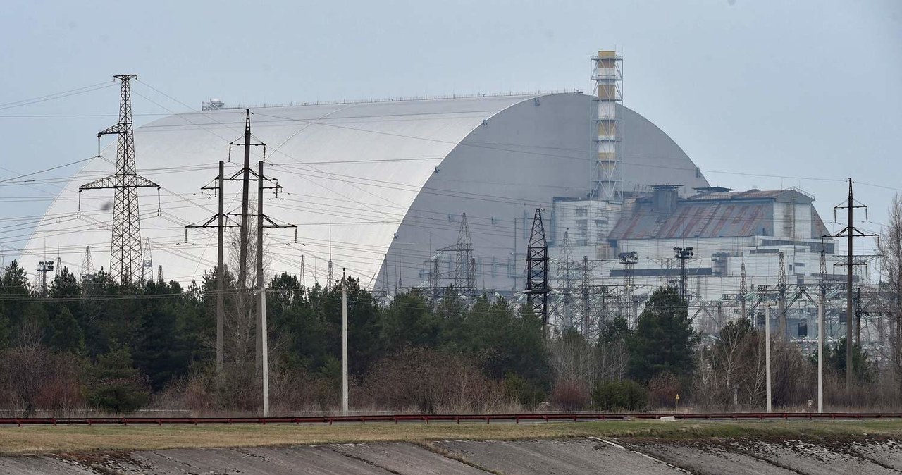 Kopuła ochronna zbudowana nad sarkofagiem osłaniającym zniszczony czwarty reaktor elektrowni jądrowej w Czarnobylu (zdj. z 13 kwietnia 2021 r.) /AFP