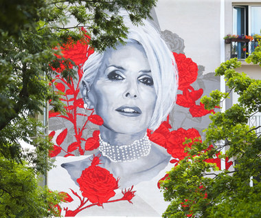 Kora skończyłaby 70 lat. Odsłonięto nowy mural w Warszawie