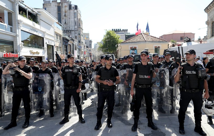 Kordon policji podczas demonstracji w Stambule /SEDAT SUNA /PAP/EPA