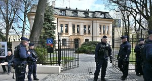 Kordon policji przed Trybunałem Konstytucyjnym. Tak nowi sędziowie weszli do środka