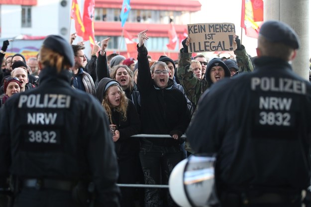 Kordon policji przed uczestnikami lewicowej demonstracji, zorganizowanej w proteście wobec antyimigranckiego marszu /OLIVER BERG /PAP/EPA
