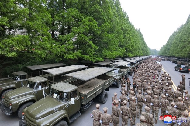 Korea Płn./Nowy wzrost zachorowań na "gorączkę" /KCNA /PAP/EPA