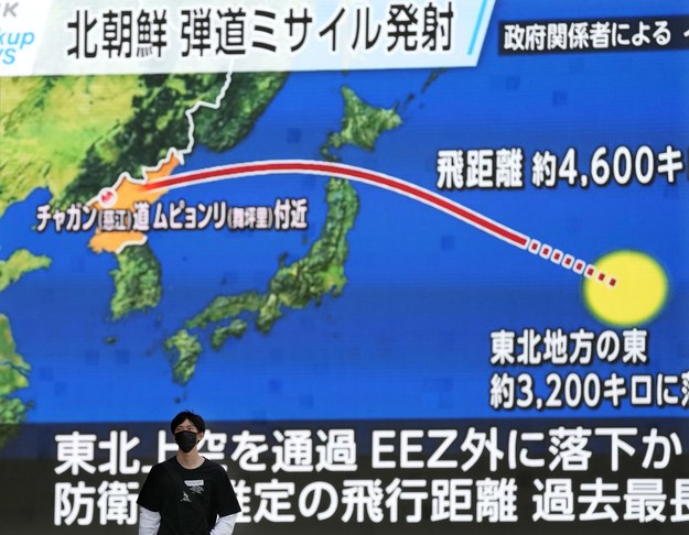 Korea Płn. wystrzeliła rakietę balistyczną, która przeleciała nad terytorium Japonii /KIMIMASA MAYAMA /PAP/EPA