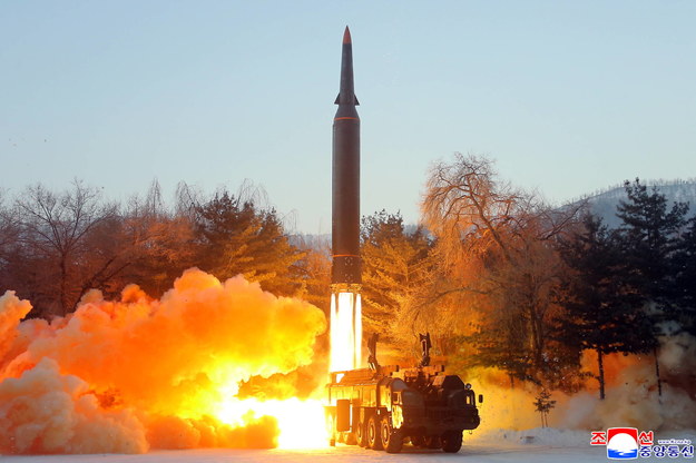 Korea Płn. wystrzeliła rakietę, to przypuszczalnie pocisk balistyczny /KCNA /PAP/EPA