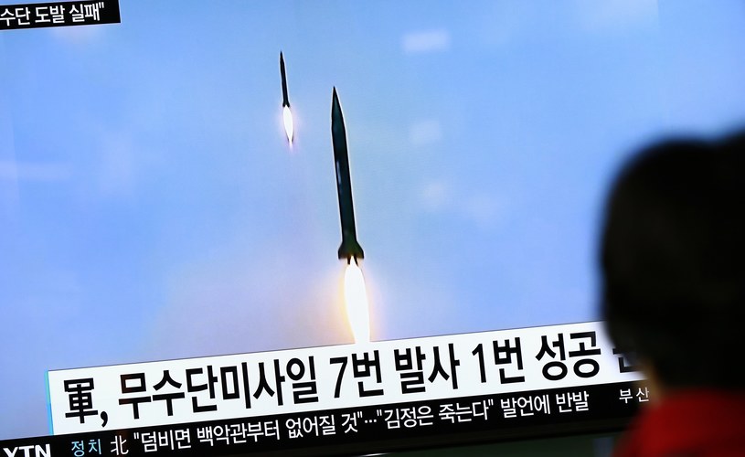 Korea Północna dokonała już pierwszej próby z pociskiem balistycznym dalekiego zasięgu i przeprowadziła serię próbnych eksplozji głowic nuklearnych /PAP/EPA