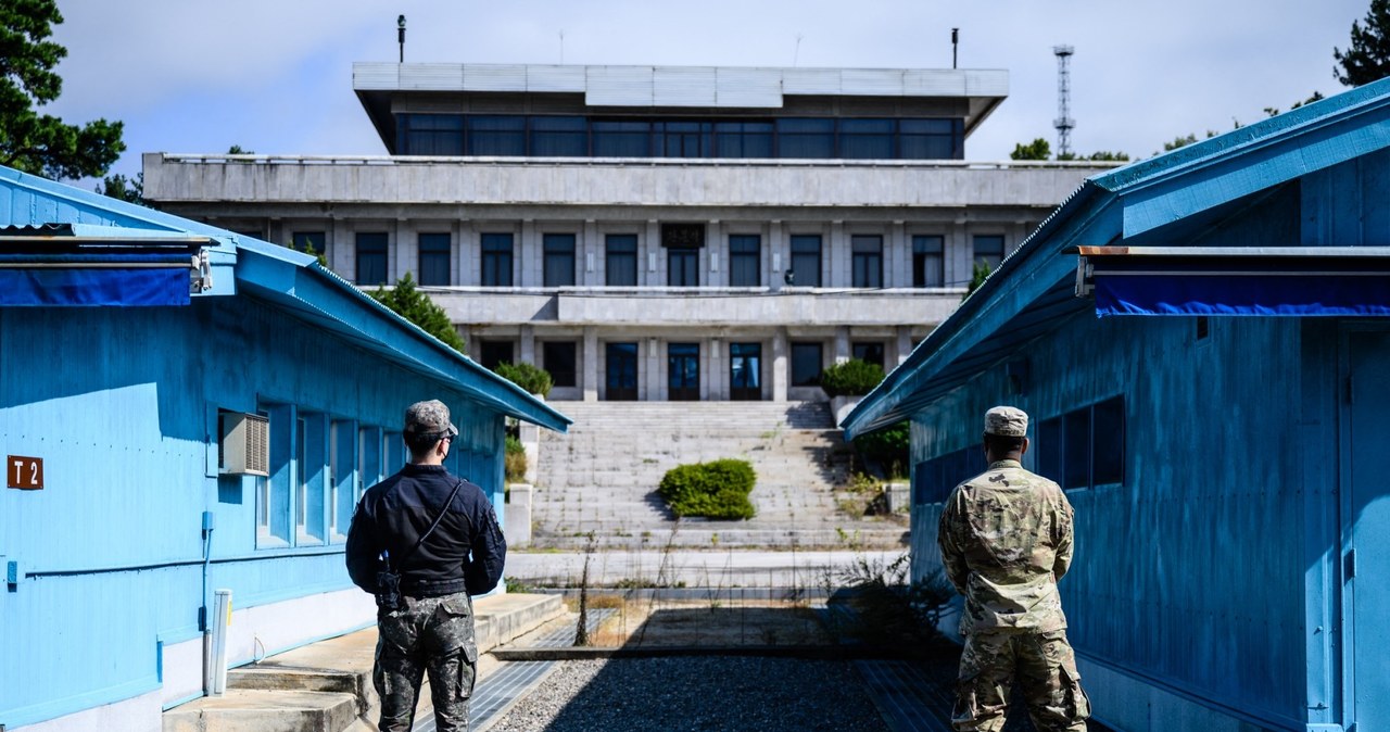 Korea Północna ma otworzyć się na turystów. Na zdjęciu granica pomiędzy obiema Koreami /ANTHONY WALLACE/AFP /AFP