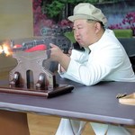 Korea Północna się zbroi. Kim Dzong Un osobiście testuje broń