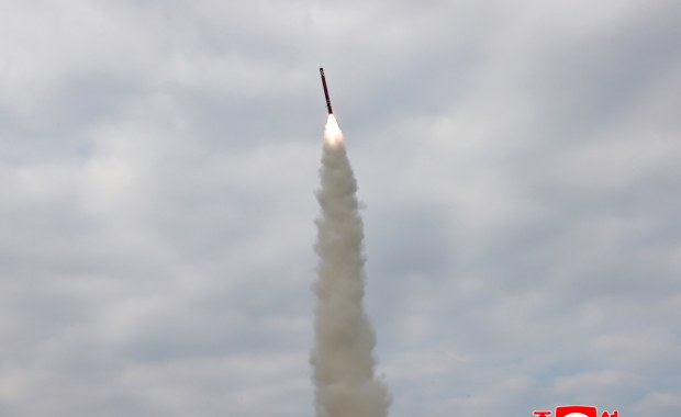 Korea Północna testuje pociski manewrujące tuż przed wizytą Trumpa w Seulu