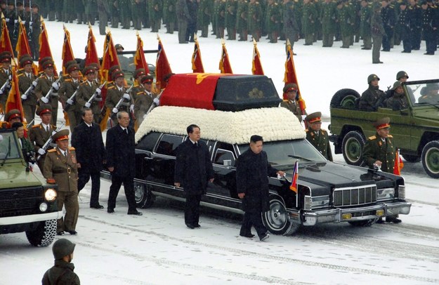 Korea Północna wprowadziła przymusową żałobę na 10-lecie śmierci Kim Dzong Ila /KCNA /PAP/EPA