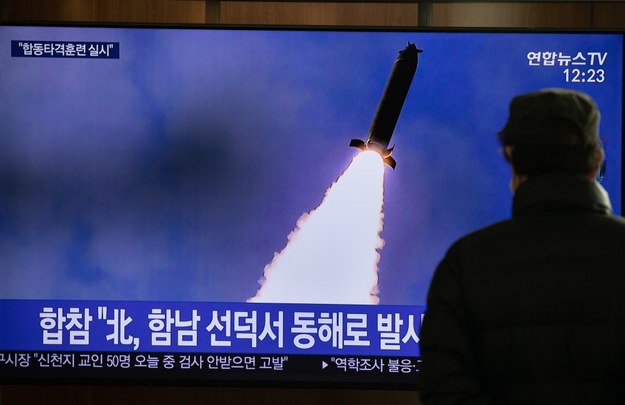 Korea Północna wystrzeliła w poniedziałek ze swojego wschodniego wybrzeża trzy niezidentyfikowane pociski - poinformował Komitet Szefów Sztabów sił zbrojnych Korei Południowej /EPA/JEON HEON-KYUN /PAP/EPA