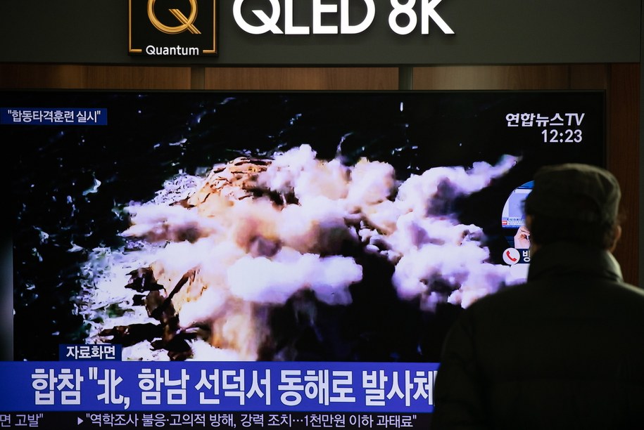 Korea Północna wystrzeliła w poniedziałek ze swojego wschodniego wybrzeża trzy niezidentyfikowane pociski - poinformował Komitet Szefów Sztabów sił zbrojnych Korei Południowej /EPA/JEON HEON-KYUN /PAP/EPA