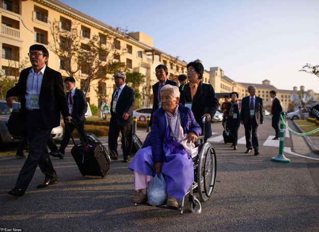 Koreańczycy idący na spotkanie z rodzinami, 20.10.2015 /AFP /East News