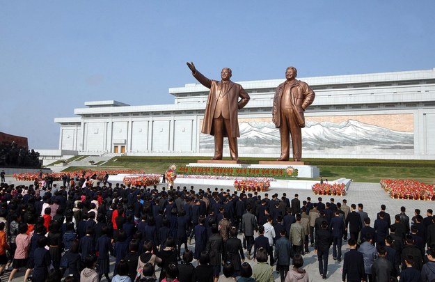 Koreańczycy przed pomnikami Kim Ir Sena i Kim Dzong Ila / EPA/KCNA  /PAP/EPA