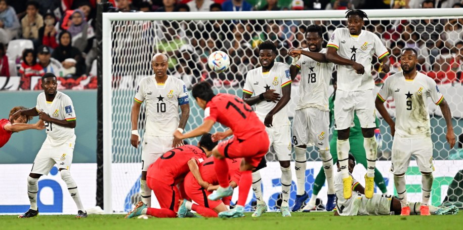 Koreańczyk Lee Kang-in wykonujący rzut wolny podczas meczu z Ghaną /Noushad Thekkayil /PAP/EPA