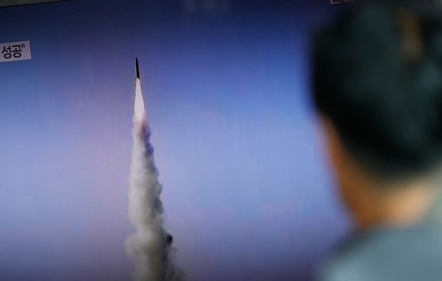 Koreańczyk z Południa ogląda telewizyjną relację nt. najnowszej próby rakietowej Korei Północnej /JEON HEON-KYUN /PAP/EPA