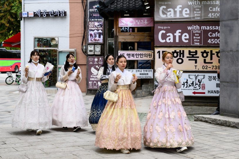 Koreanki w tradycyjnych strojach hanbok. Seul, październik 2022 r. /ANTHONY WALLACE /AFP