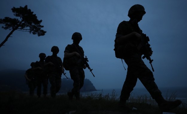 Koreańscy żołnierze podczas patrolu /YONHAP SOUTH KOREA OUT /PAP/EPA