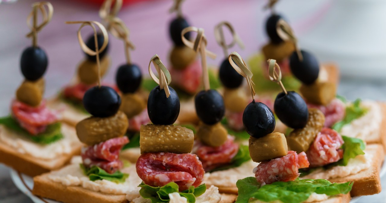 Koreczki jak w PRL-u można przyrządzić na wiele różnych sposobów /galka3250 /123RF/PICSEL