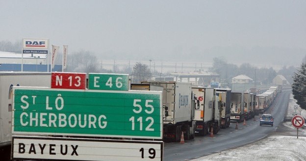 Korek ciężarówek na autostradzie we Francji /AFP