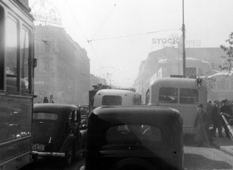 Korek drogowy w Warszawie - czerwiec 1939 roku / Narodowe Archiwum Cyfrowe /