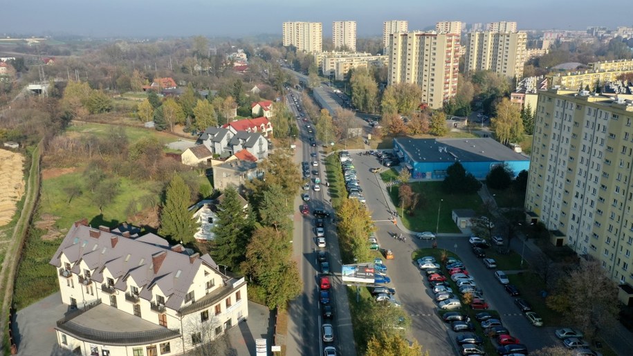 Korek na ul. Powstańców w Krakowie - dojazd do cmentarza Batowickiego. /Jacek Skóra /RMF FM