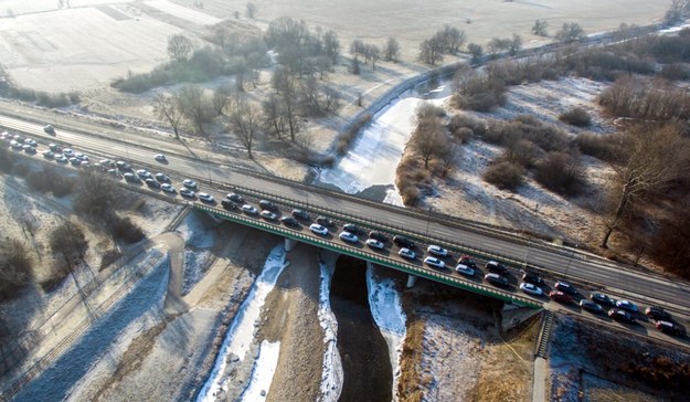 Powroty do domów po świąteczno-noworocznej przerwie. Korki na wielu trasach Korek na zakopiance /Michał Adamowski /Reporter