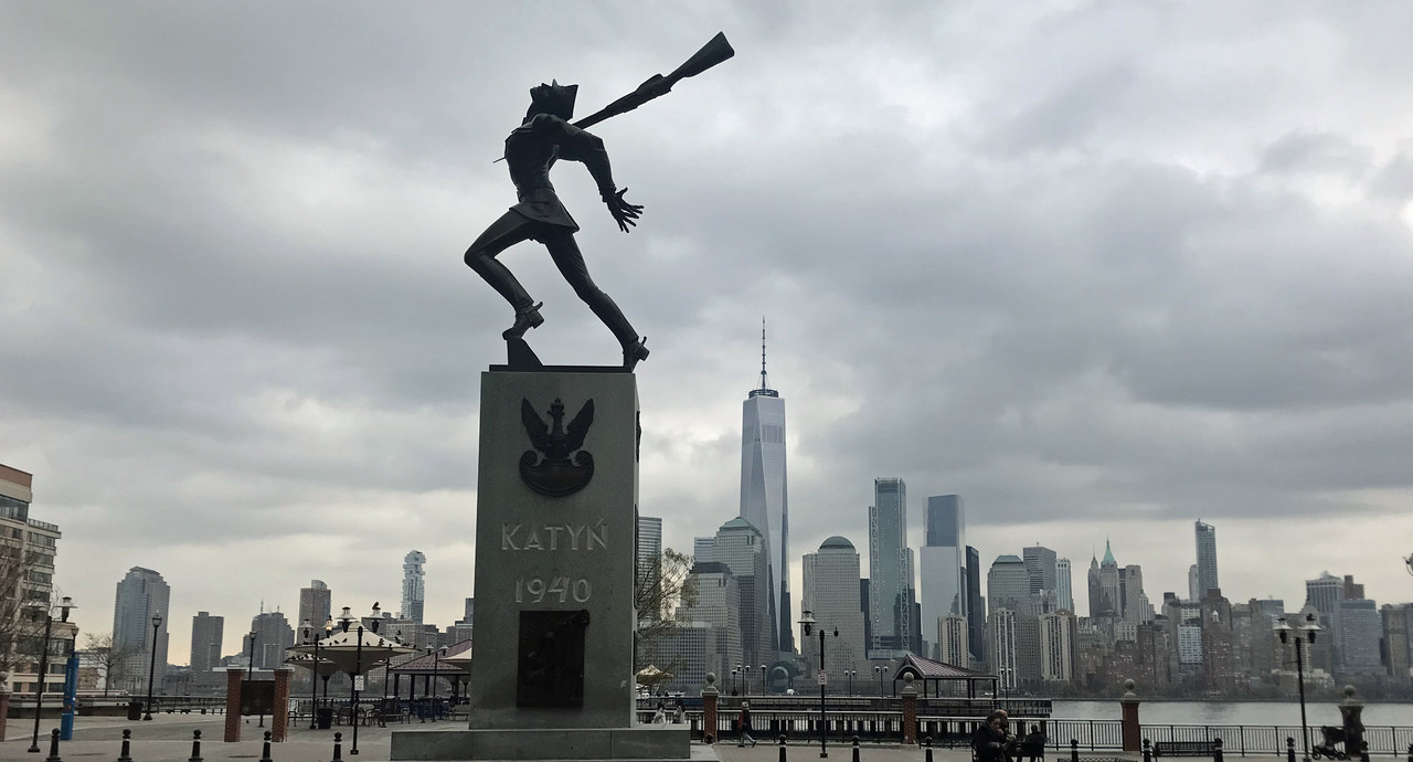 Korespondent RMF FM rzuca wyzwanie burmistrzowi Jersey City. Chodzi o Pomnik Katyński