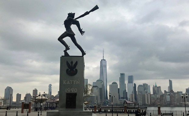 Korespondent RMF FM rzuca wyzwanie burmistrzowi Jersey City. Chodzi o Pomnik Katyński