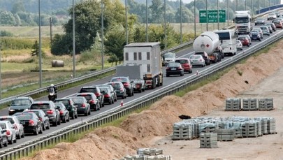 Korki i wypadki. Zatłoczone autostrady przed bramkami i... stacje benzynowe