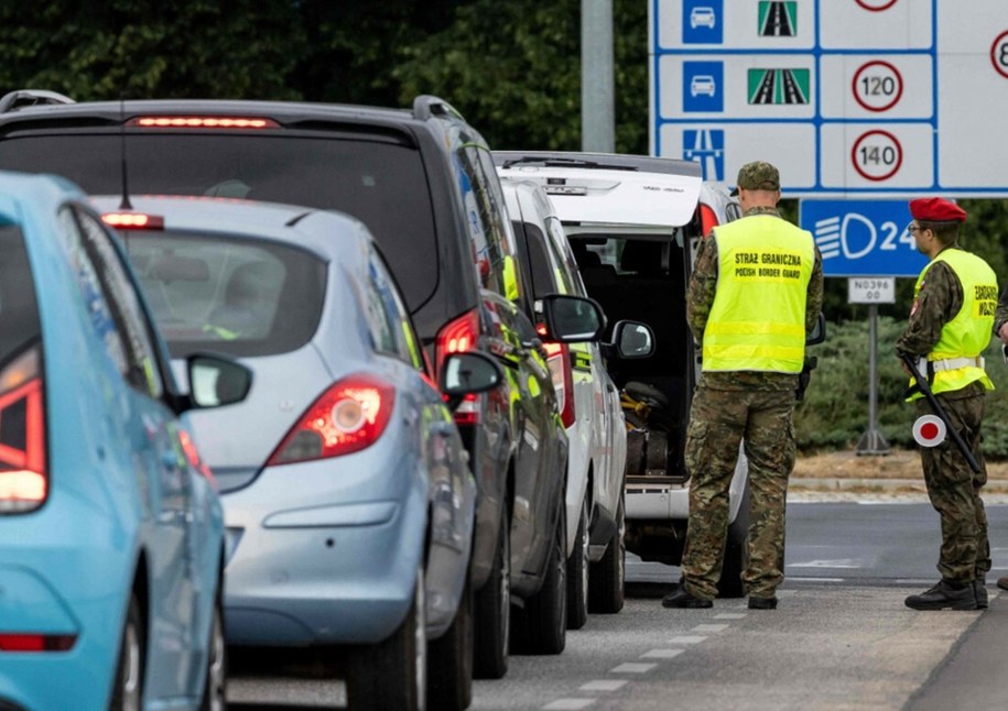 Korki na granicach. W Słubicach zator ma 15 km /Wojtek Radwański /East News