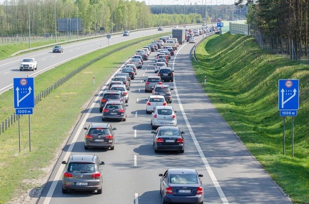 Korki przed bramkami na autostradach bywają naprawdę duże /Łukasz Piecyk /Reporter