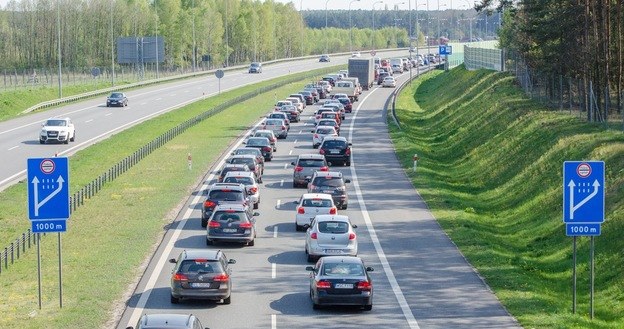 Korki przed bramkami na autostradach bywają naprawdę duże /Łukasz Piecyk /Reporter