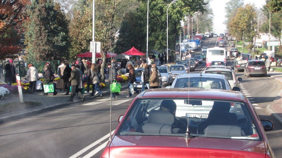 Korki przy cmentarzu w Jarosławiu /Maciej Grzyb /RMF FM