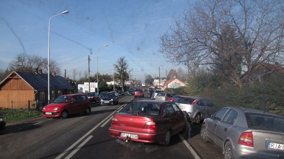 Korki przy cmentarzu w Jarosławiu /Maciej Grzyb /RMF FM