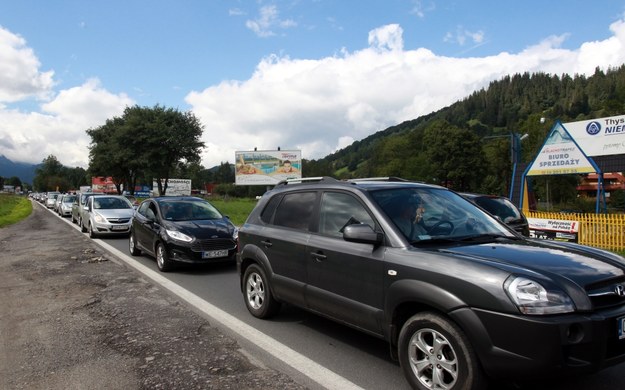 Korki są na zakopiance już od czwartkowego popołudnia /Grzegorz Momot /PAP/EPA