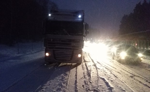 Korki, żółwie tempo i wypadki. Atak zimy na drogach